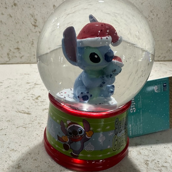 Disney Lilo & Light Up Stitch Stitch Holding Scrump Christmas Snow Globe *BNWT* - Picture 4 of 5